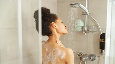 Mujer duchándose Mujer duchándose