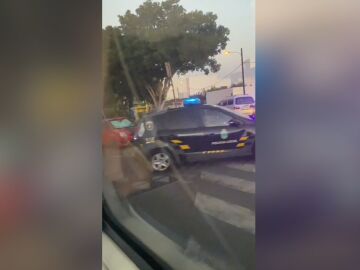 Varias patrullas de policía y Guardia Civil persiguen a una furgoneta por las calles de Gran Canaria