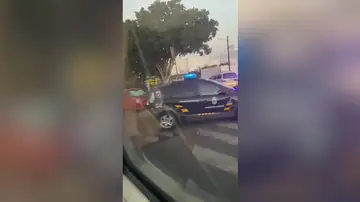 Varias patrullas de policía y Guardia Civil persiguen a una furgoneta por las calles de Gran Canaria