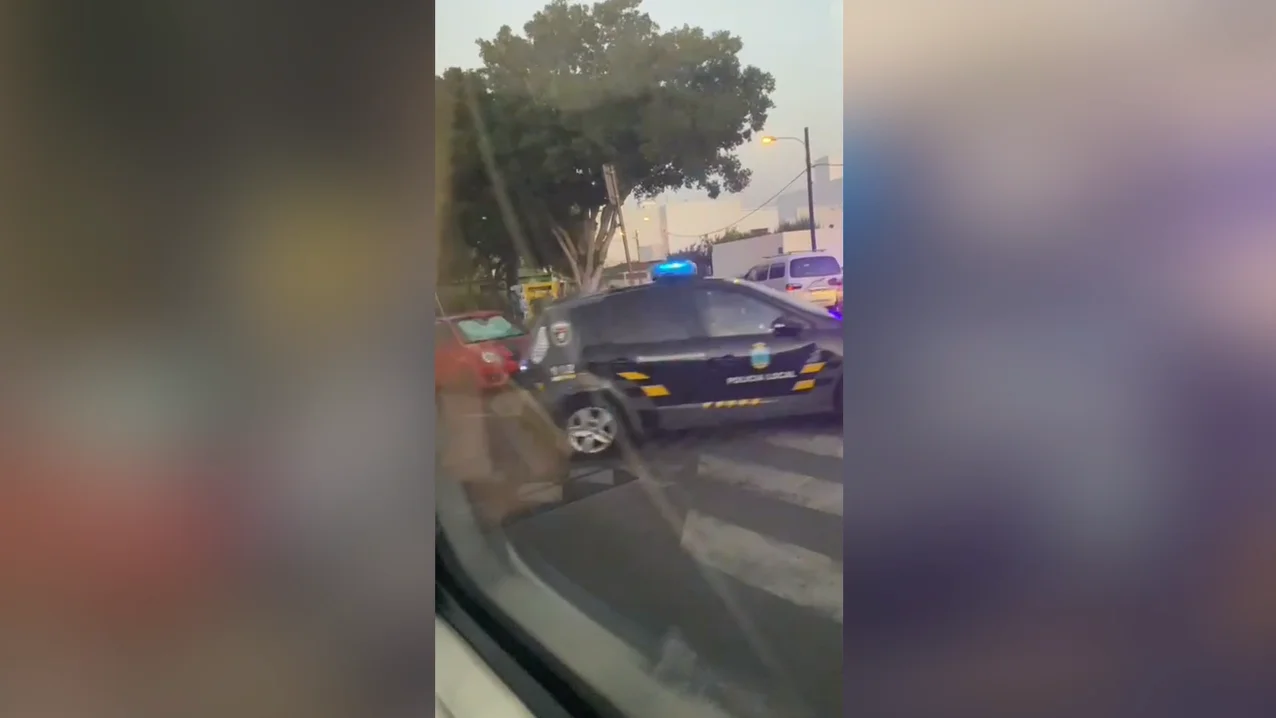 Varias patrullas de policía y Guardia Civil persiguen a una furgoneta por las calles de Gran Canaria Varias patrullas de policía y Guardia Civil persiguen a una furgoneta por las calles de Gran Canaria