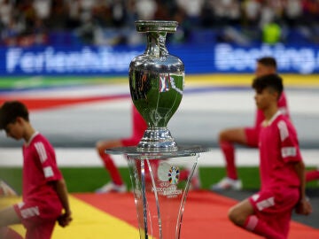 El trofeo de la Eurocopa en el partido inaugural entre Alemania y Escocia