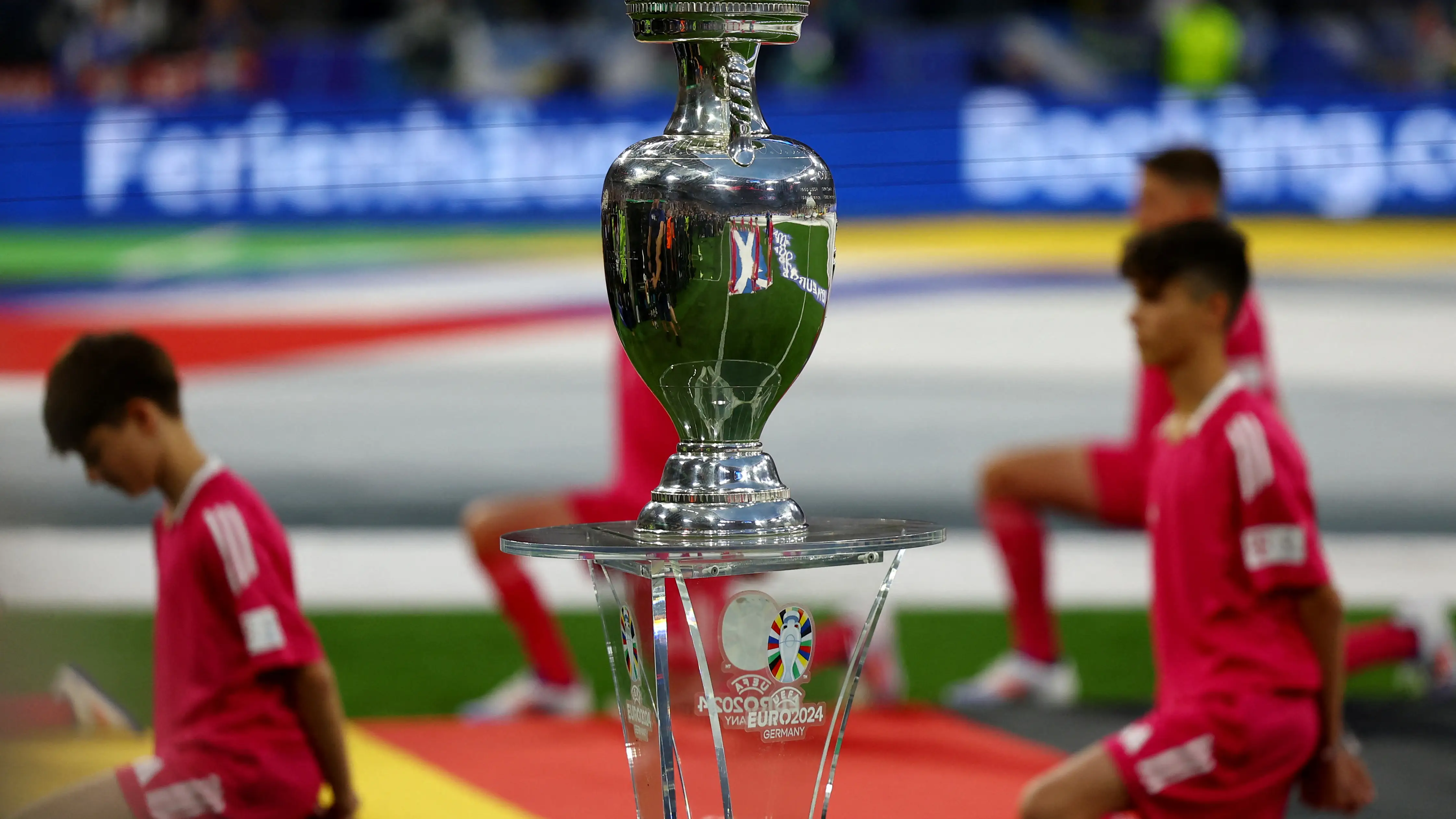 El trofeo de la Eurocopa en el partido inaugural entre Alemania y Escocia
