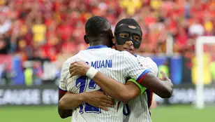 Kolo Muani se abraza con Kylian Mbappé 