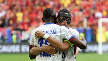 Kolo Muani se abraza con Kylian Mbappé 