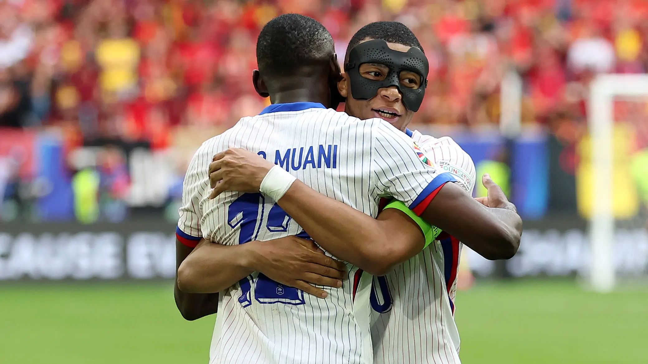 Kolo Muani se abraza con Kylian Mbapp&eacute; 