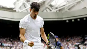 Alcaraz celebra un punto en su debut en Wimbledon