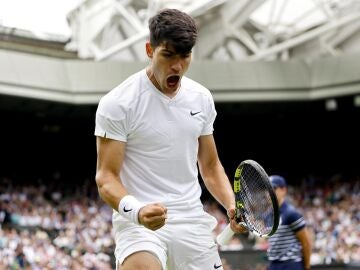 Alcaraz celebra un punto en su debut en Wimbledon