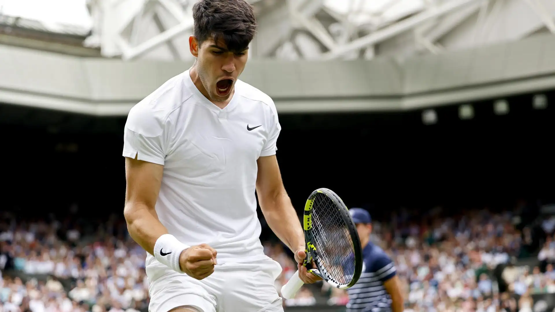 Alcaraz celebra un punto en su debut en Wimbledon