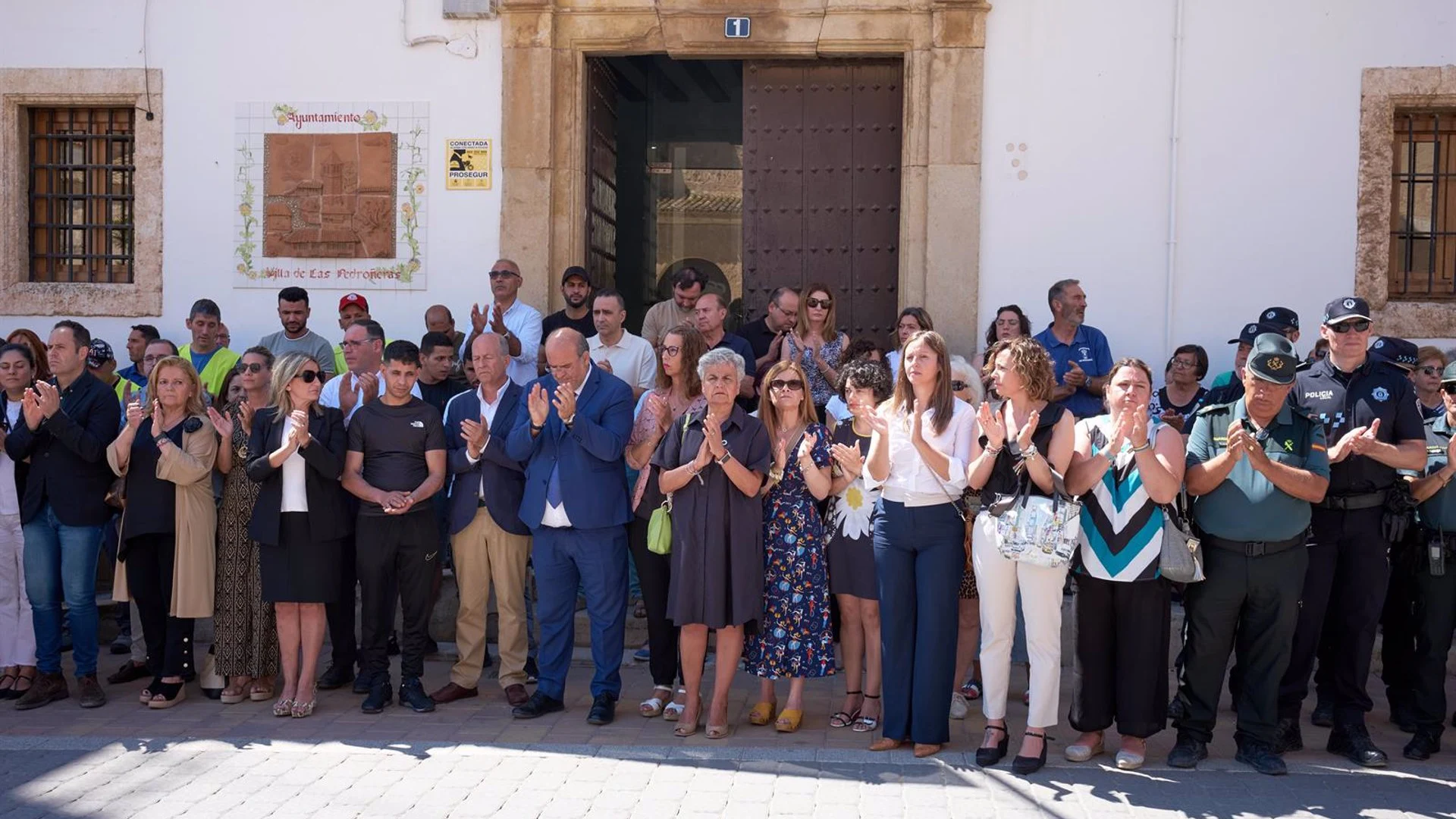Tristeza y rabia en Las Pedroñeras en recuerdo de la mujer asesinada junto a sus dos hijos menores en la localidad Tristeza y rabia en Las Pedroñeras en recuerdo de la mujer asesinada junto a sus dos hijos menores en la localidad