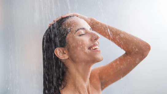 Mujer duchándose Mujer duchándose