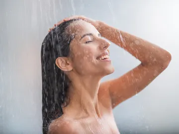 Mujer duchándose Mujer duchándose