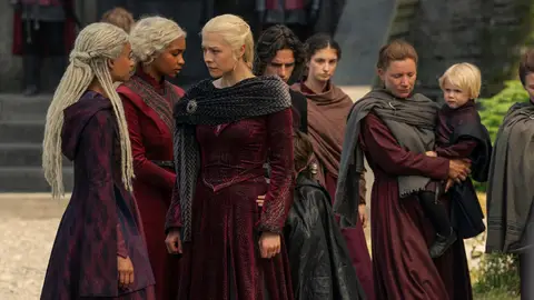 Phoebe Campbell, Bethany Antonia, Emma D'Arcy como Rhaena, Bella y Rhaenyra en La Casa del Dragón Phoebe Campbell, Bethany Antonia, Emma D'Arcy como Rhaena, Bella y Rhaenyra en La Casa del Dragón