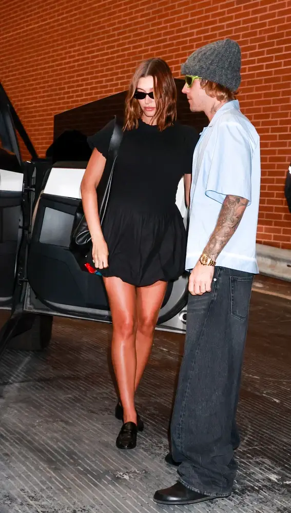 Hailey Bieber saliendo a cenar con Justin en Los Ángeles con un vestido globo