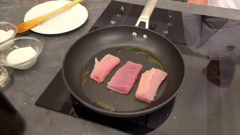 Corta el bonito en filetes finos, salpimiéntalos, colócalos en la sartén Corta el bonito en filetes finos, salpimiéntalos, colócalos en la sartén