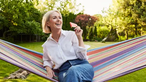 Mujer comiendo sandía Mujer comiendo sandía
