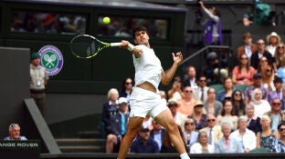 Carlo Alcaraz golpea una pelota en la pista central de Wimbledon