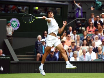 Carlo Alcaraz golpea una pelota en la pista central de Wimbledon