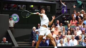 Carlo Alcaraz golpea una pelota en la pista central de Wimbledon