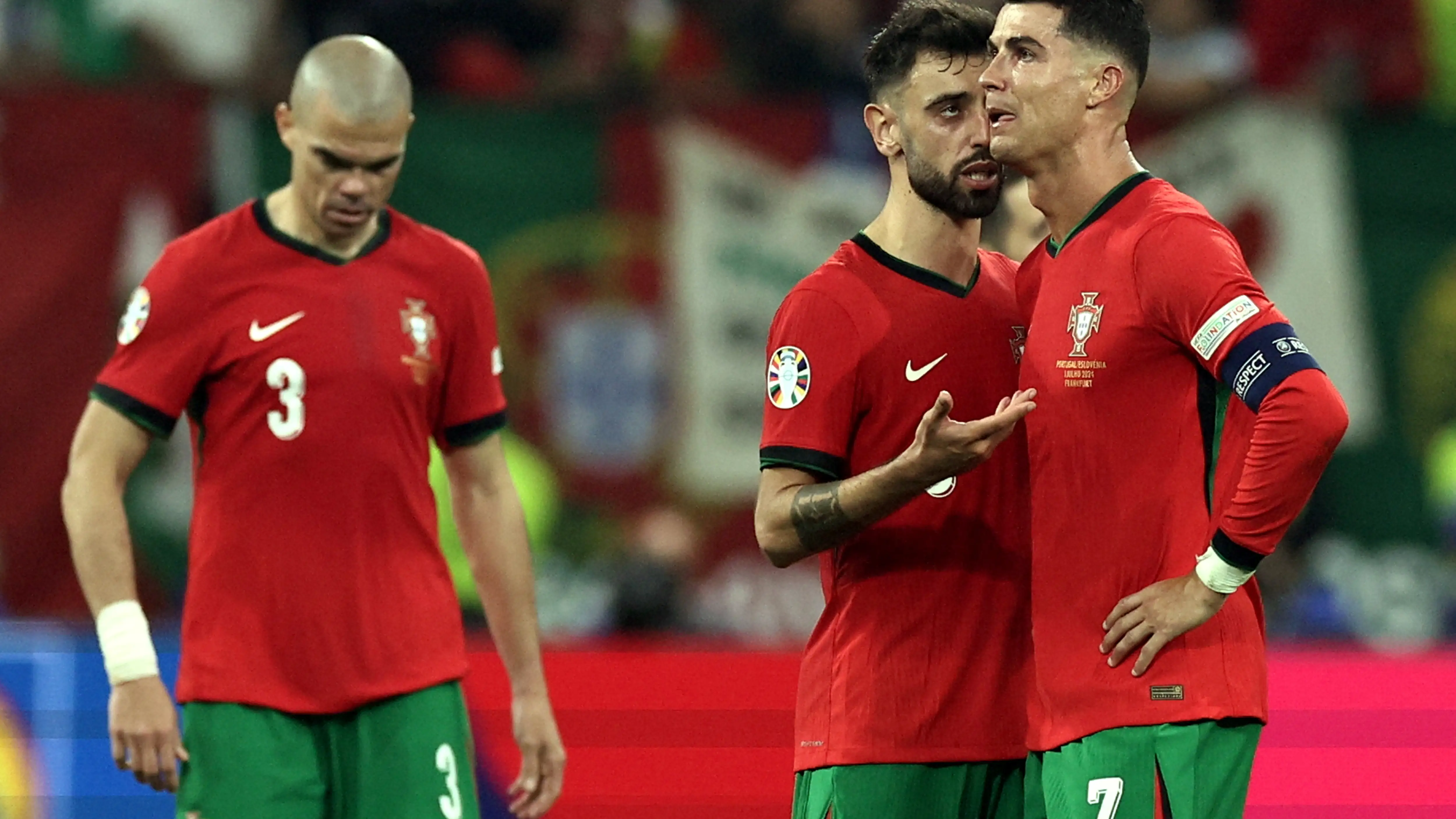 Bernardo Silva trata de consolar a Cristiano tras el fallo del delantero ante Oblak Bernardo Silva trata de consolar a Cristiano tras el fallo del delantero ante Oblak