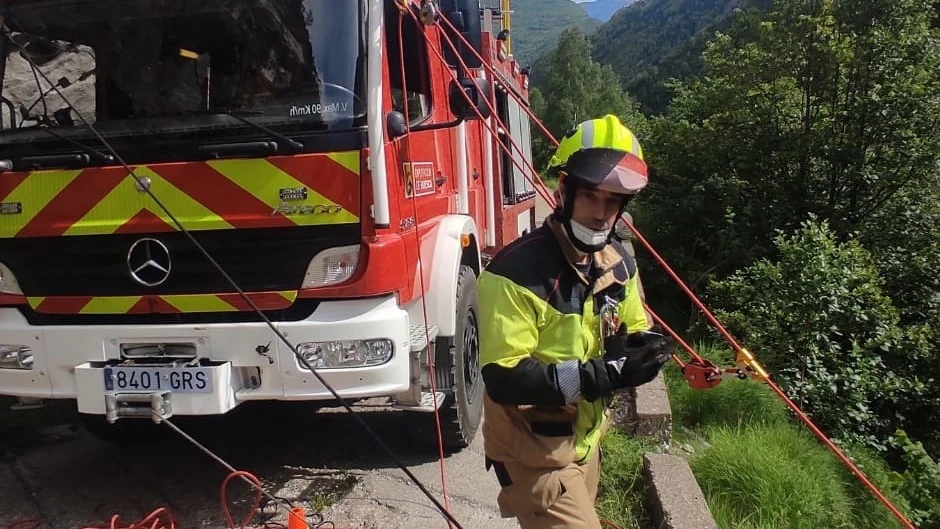 Bombero en el rescate del microb&uacute;s accidentado