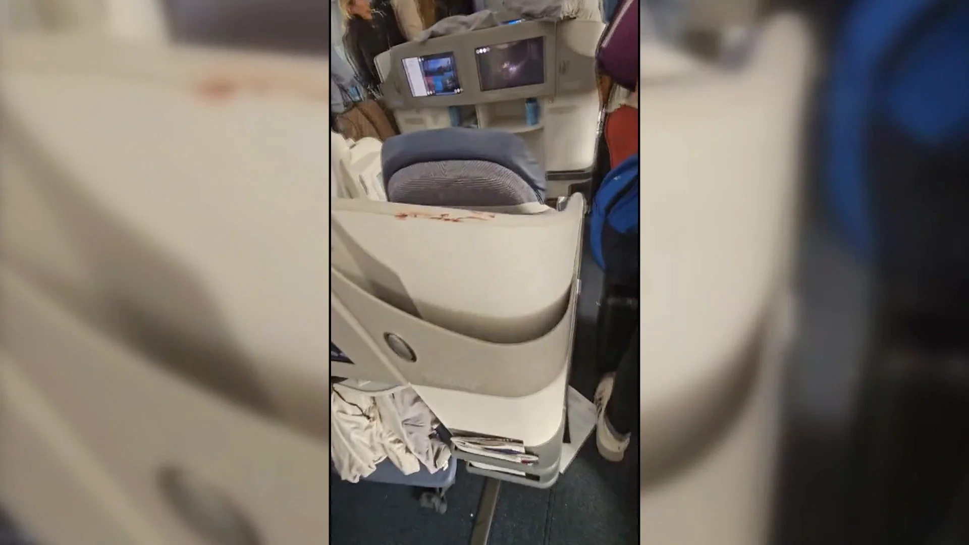 Un vuelo procedente de Madrid aterriza de emergencia en Brasil por las turbulencias: "No lo hemos asimilado" Un vuelo procedente de Madrid aterriza de emergencia en Brasil por las turbulencias: "No lo hemos asimilado"