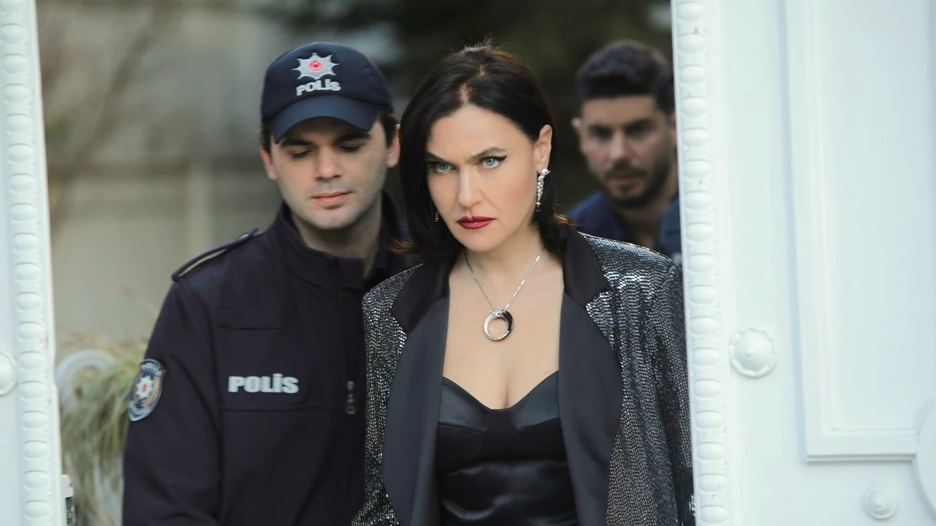 ¡La policía detiene a Ender! Doğan la acusa de organizar un tiroteo en su casa ¡La policía detiene a Ender! Doğan la acusa de organizar un tiroteo en su casa