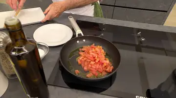 Calienta una sartén con 2 cucharadas de aceite, introduce los dados de tomate