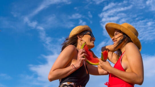 Mujeres comiendo sand&iacute;a