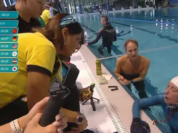 Heike Schwerdtner, en el momento de establecer un nuevo récord mundial de apnea estática Heike Schwerdtner, en el momento de establecer un nuevo récord mundial de apnea estática