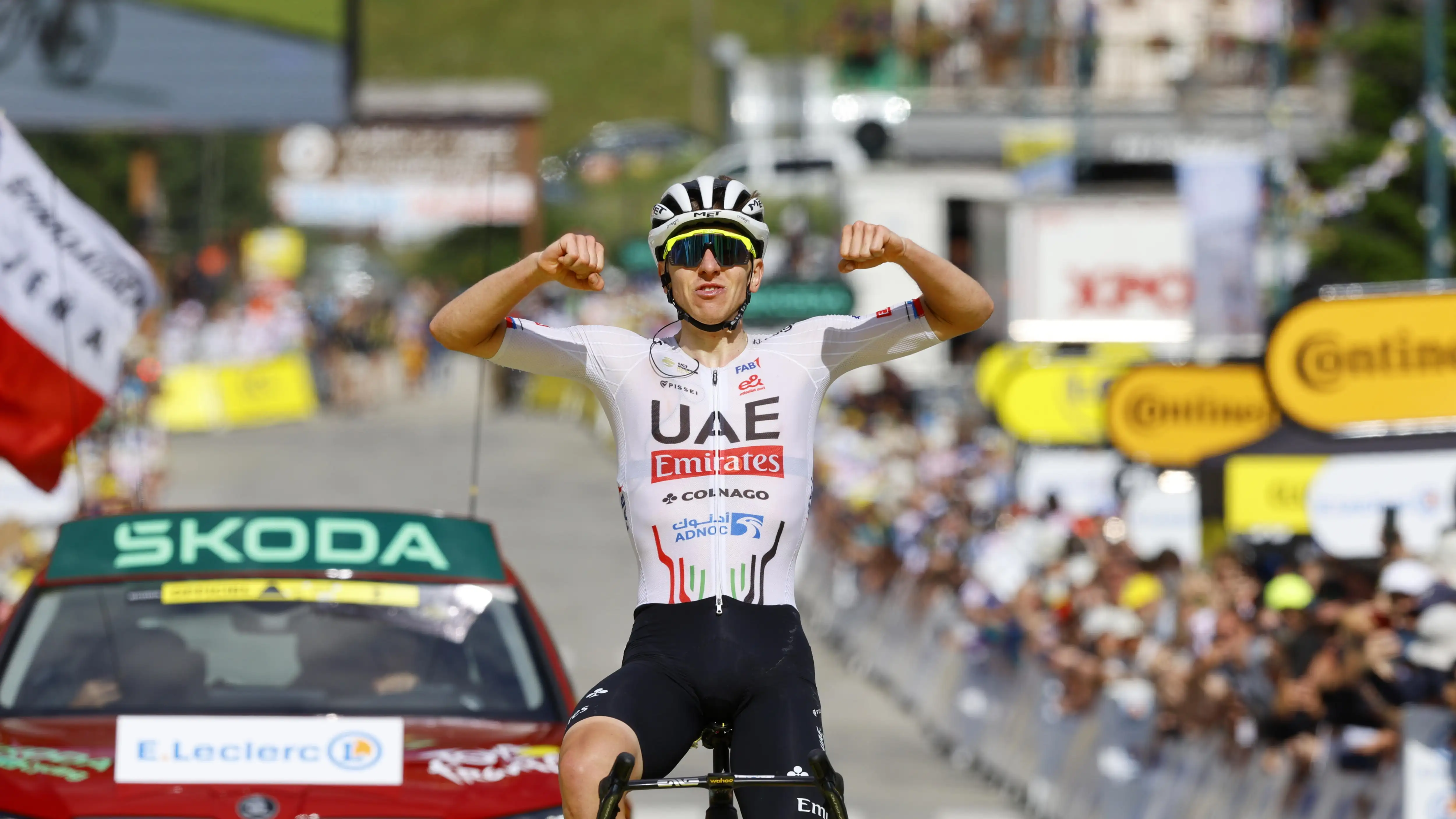 Tadej Pogacar celebra su victoria en Valloire
