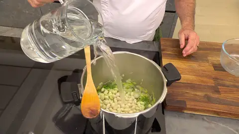 Introduce las pochas, cúbrelas con agua Introduce las pochas, cúbrelas con agua