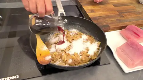 Añade el azúcar y el vino Añade el azúcar y el vino