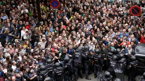 Agentes antidisturbios de la Policía Nacional en Barcelona el 1-O de 2017