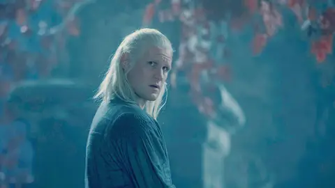 Matt Smith como Daemon Targaryen en su llegada a Harrenhal en La Casa del Dragón Matt Smith como Daemon Targaryen en su llegada a Harrenhal en La Casa del Dragón