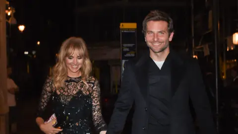 Bradley Cooper y Suki Waterhouse en 2014 Bradley Cooper y Suki Waterhouse en 2014