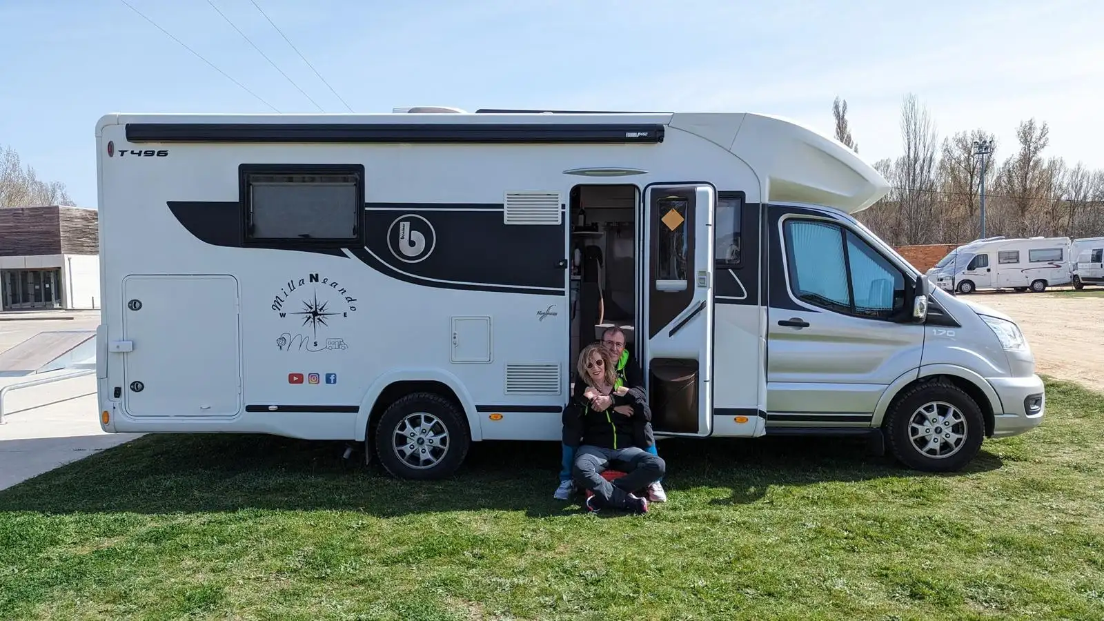 María y Jesús posan junto a su autocaravana, la Charly María y Jesús posan junto a su autocaravana, la Charly