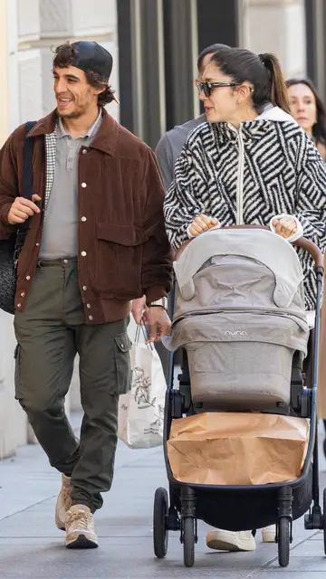 Miguel Herrán y Celia Pedraza paseando a su bebé Miguel Herrán y Celia Pedraza paseando a su bebé