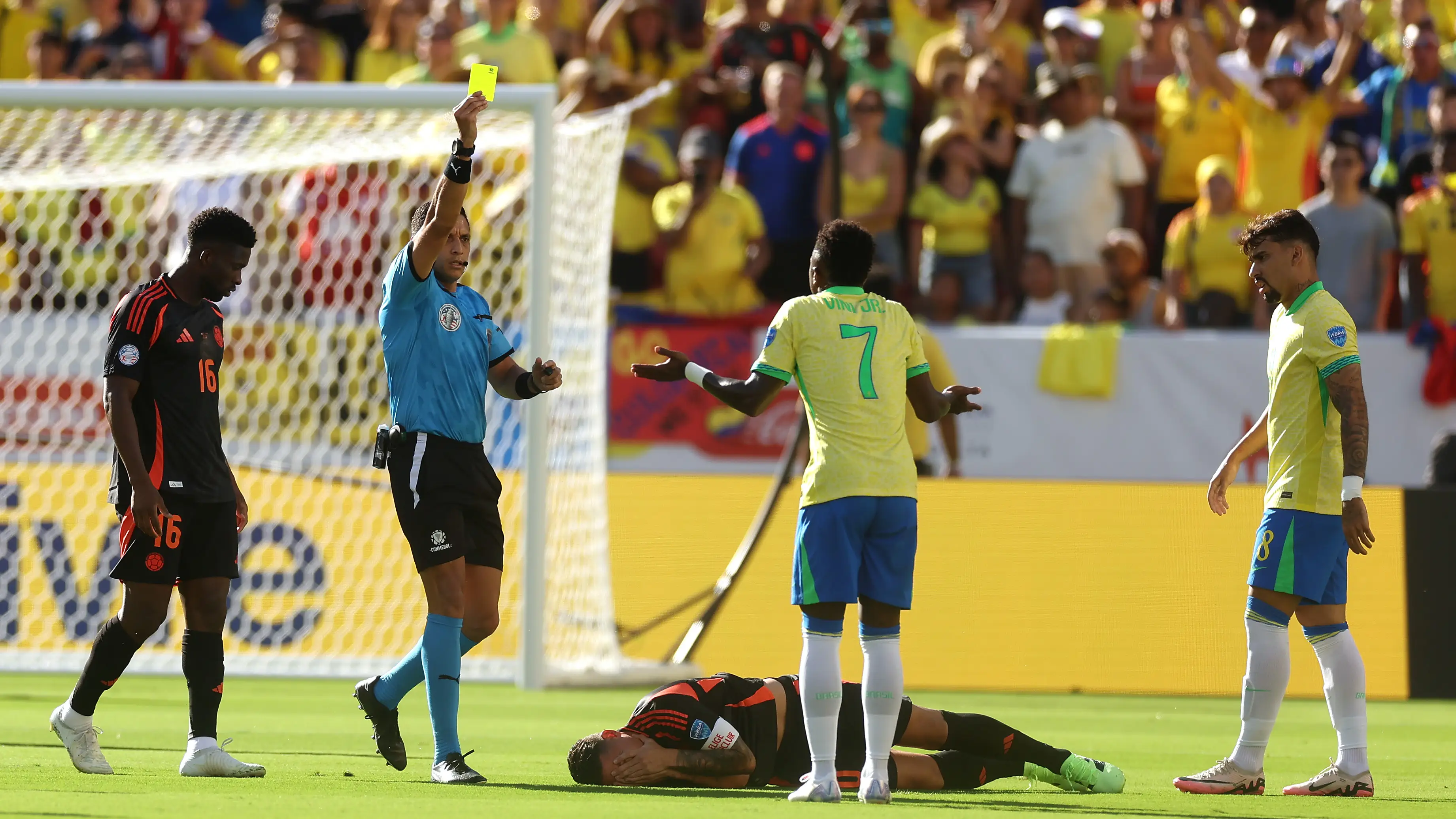 Vin&iacute;cius, en el momento de ver la cartulina amarilla tras el manotazo a James