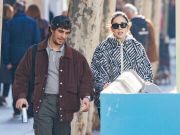 Miguel Herrán y Celia Pedraza paseando a su bebé