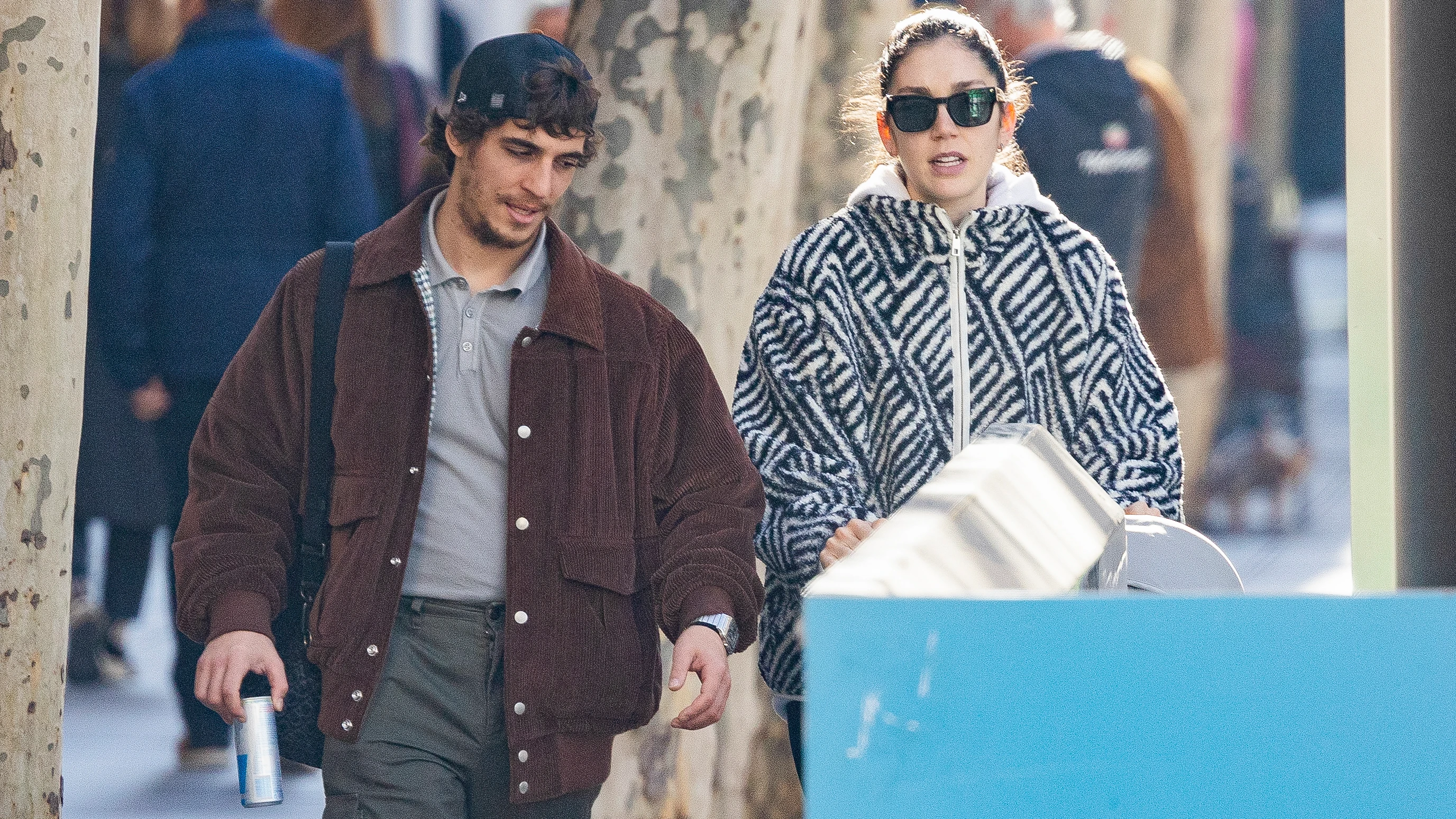 Miguel Herr&aacute;n y Celia Pedraza paseando a su beb&eacute;