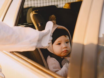 Bebé en el coche, imagen de archivo