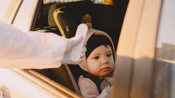 Bebé en el coche, imagen de archivo