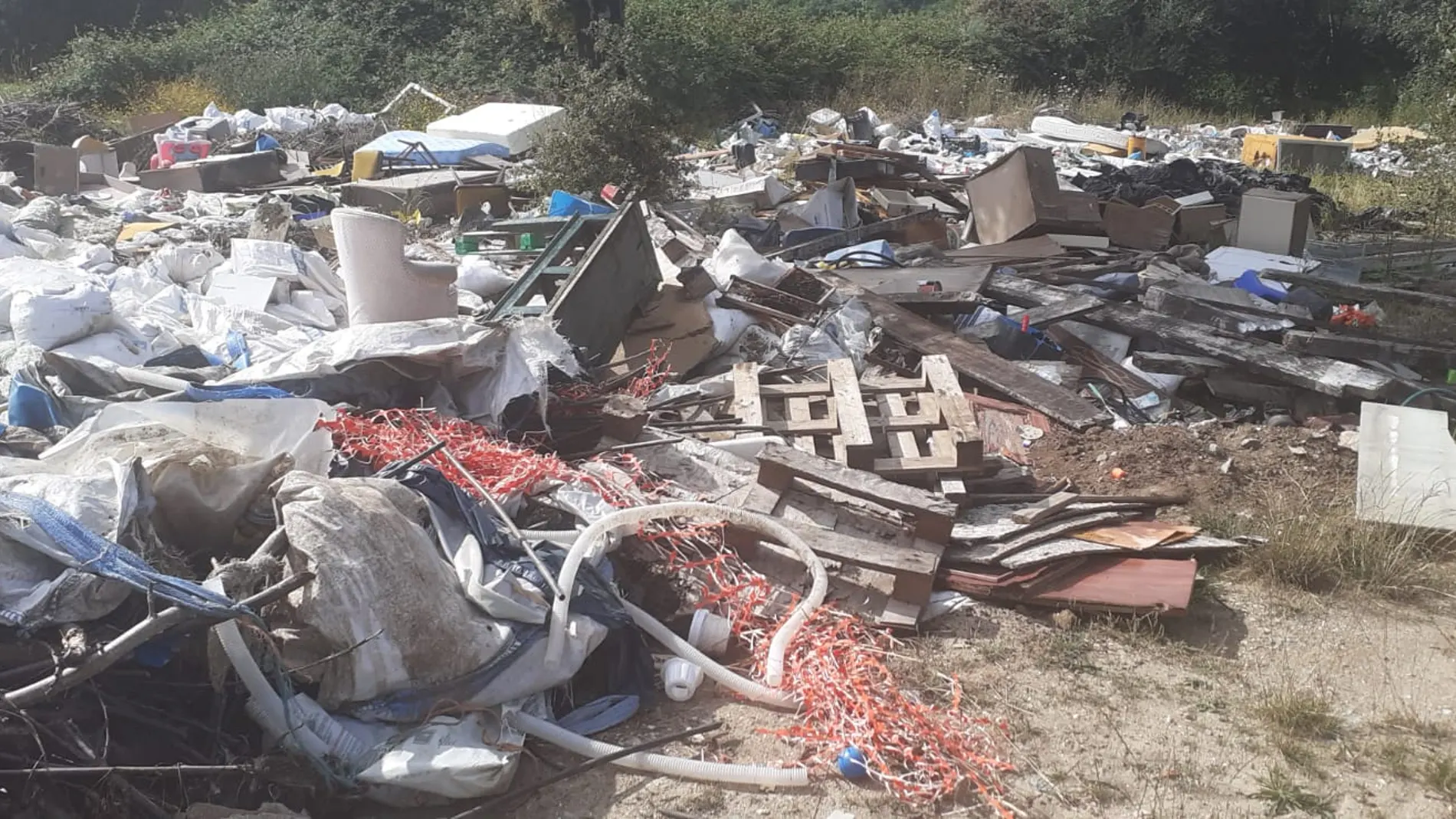 Imagen del vertedero incontrolado en los montes de Lugo Imagen del vertedero incontrolado en los montes de Lugo