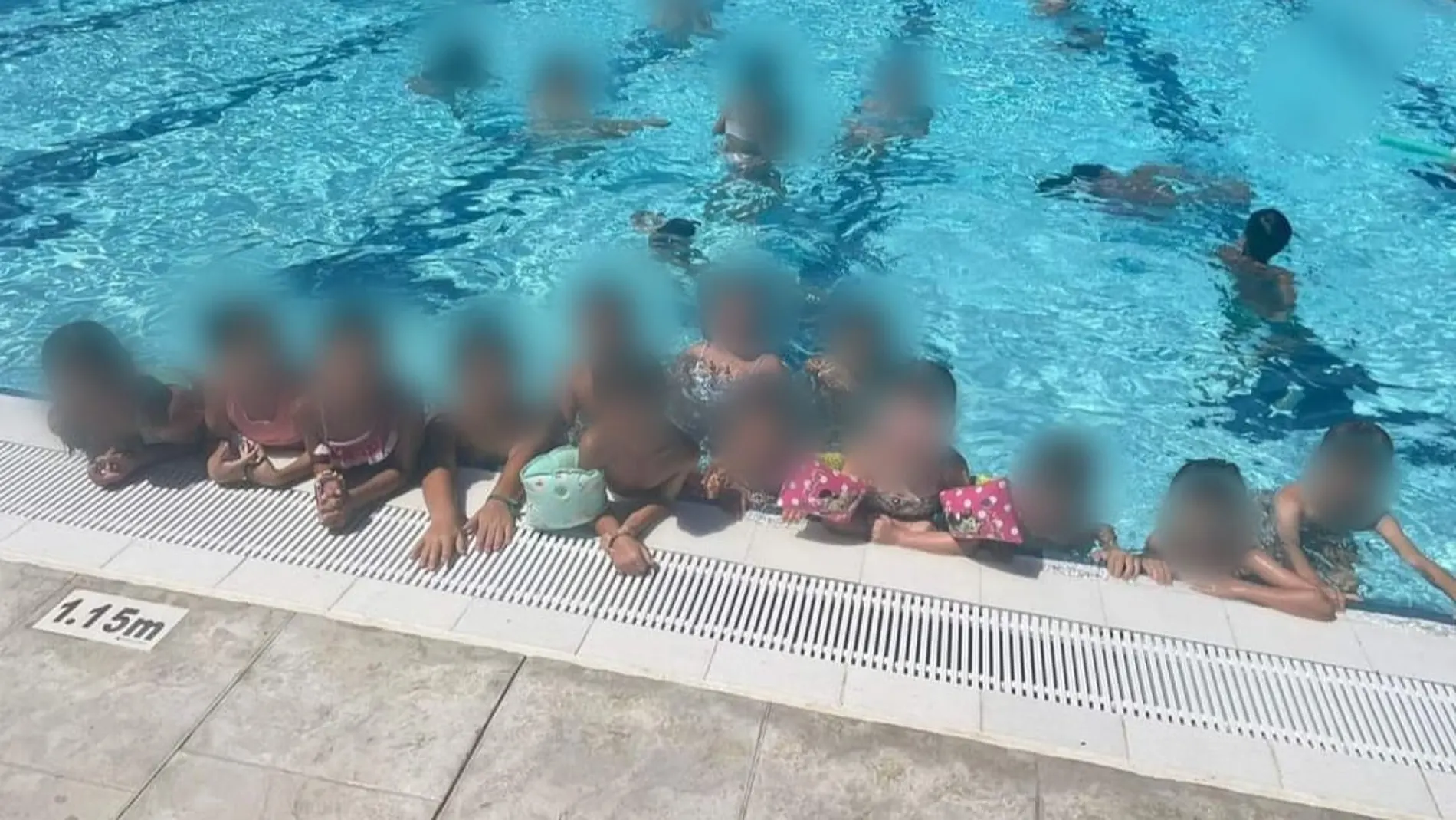 Niños en la piscina Niños en la piscina