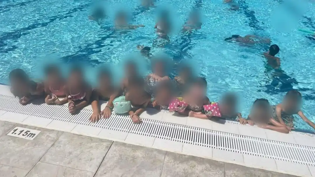 Ni&ntilde;os en la piscina