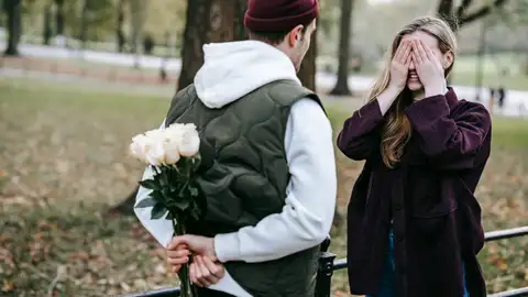 Un hombre le regala flores a su novia Un hombre le regala flores a su novia