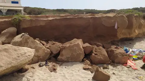 Tragedia en Formentera: muere una bebé de dos meses por un desprendimiento de rocas en Formentera Tragedia en Formentera: muere una bebé de dos meses por un desprendimiento de rocas en Formentera