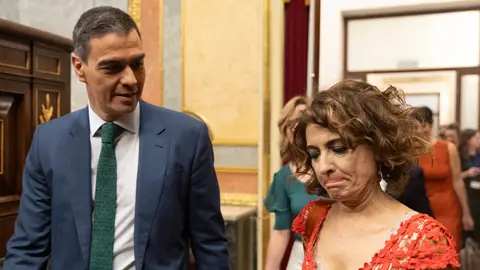 El presidente del Gobierno, Pedro Sánchez, y la vicepresidenta primera y ministra de Hacienda, María Jesús Montero El presidente del Gobierno, Pedro Sánchez, y la vicepresidenta primera y ministra de Hacienda, María Jesús Montero