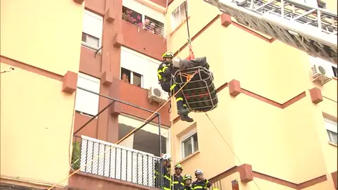 Sacan a obeso de su casa en grúa Sacan a obeso de su casa en grúa