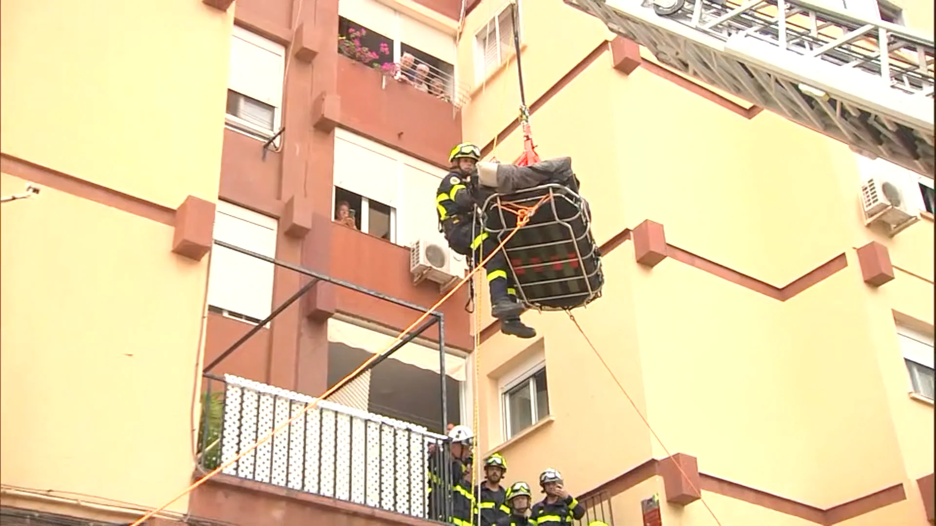 Sacan a obeso de su casa en gr&uacute;a 